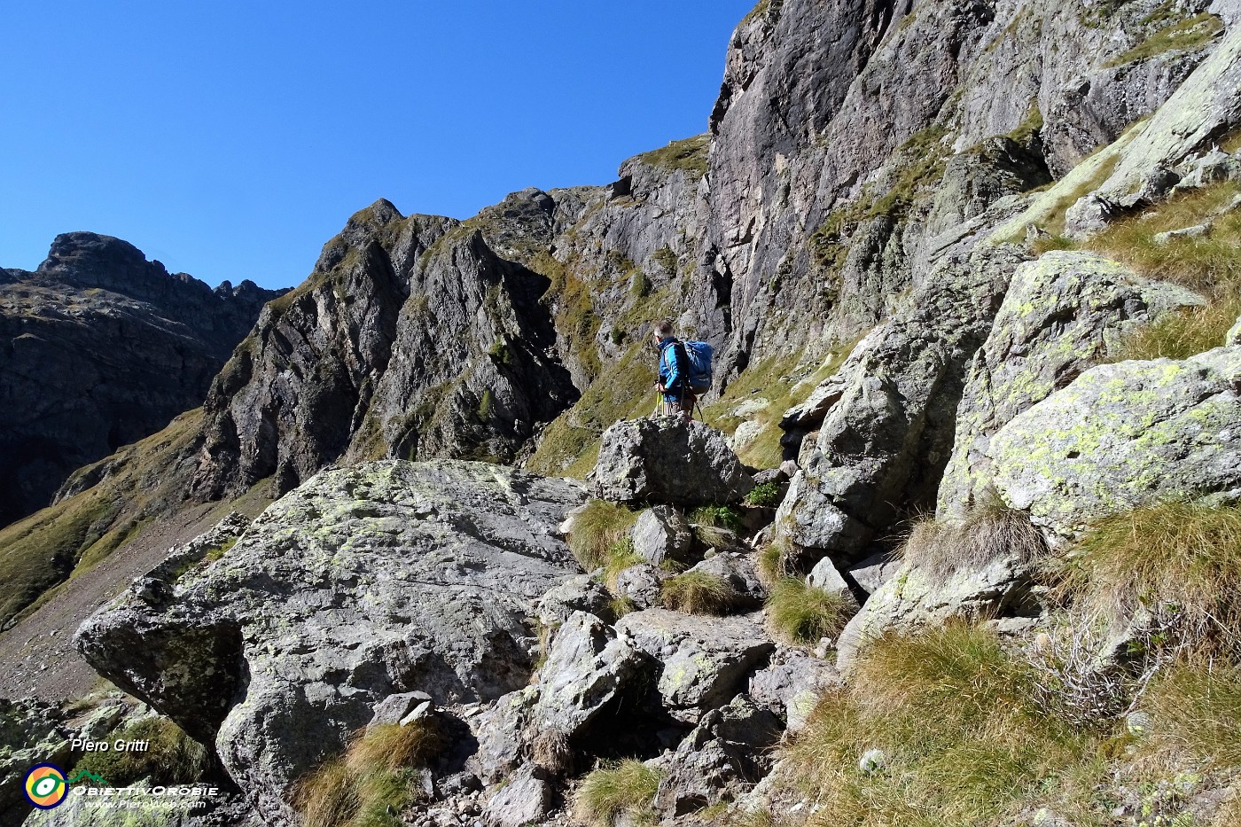 19  Sul sentiero 108 con vista verso il canalino di salita .JPG -                                